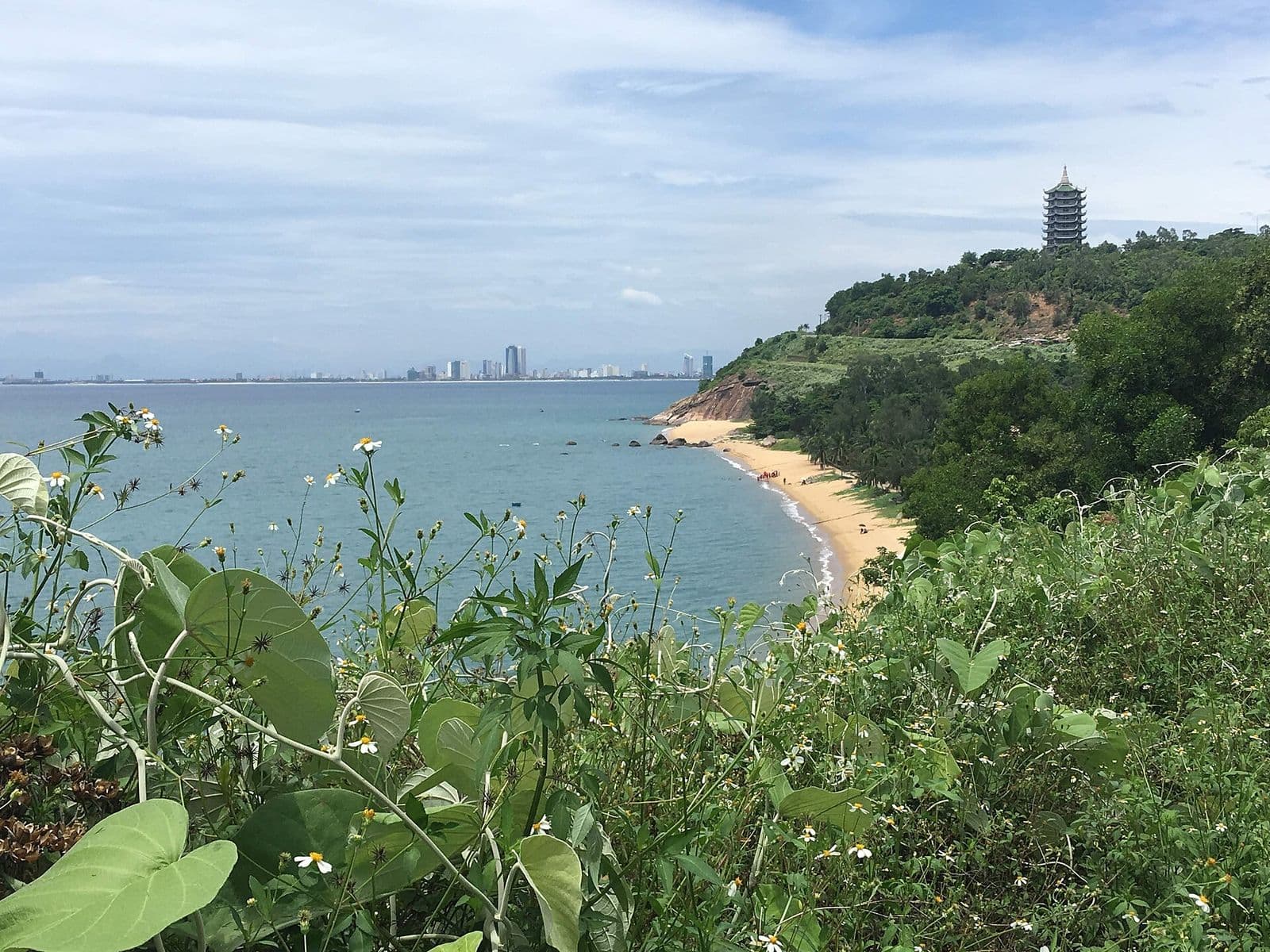 Вид с полуострова Сон Ча: море, песчаная бухта внизу, ступа пагоды Линь Ынг на холме и Дананг на горизонте