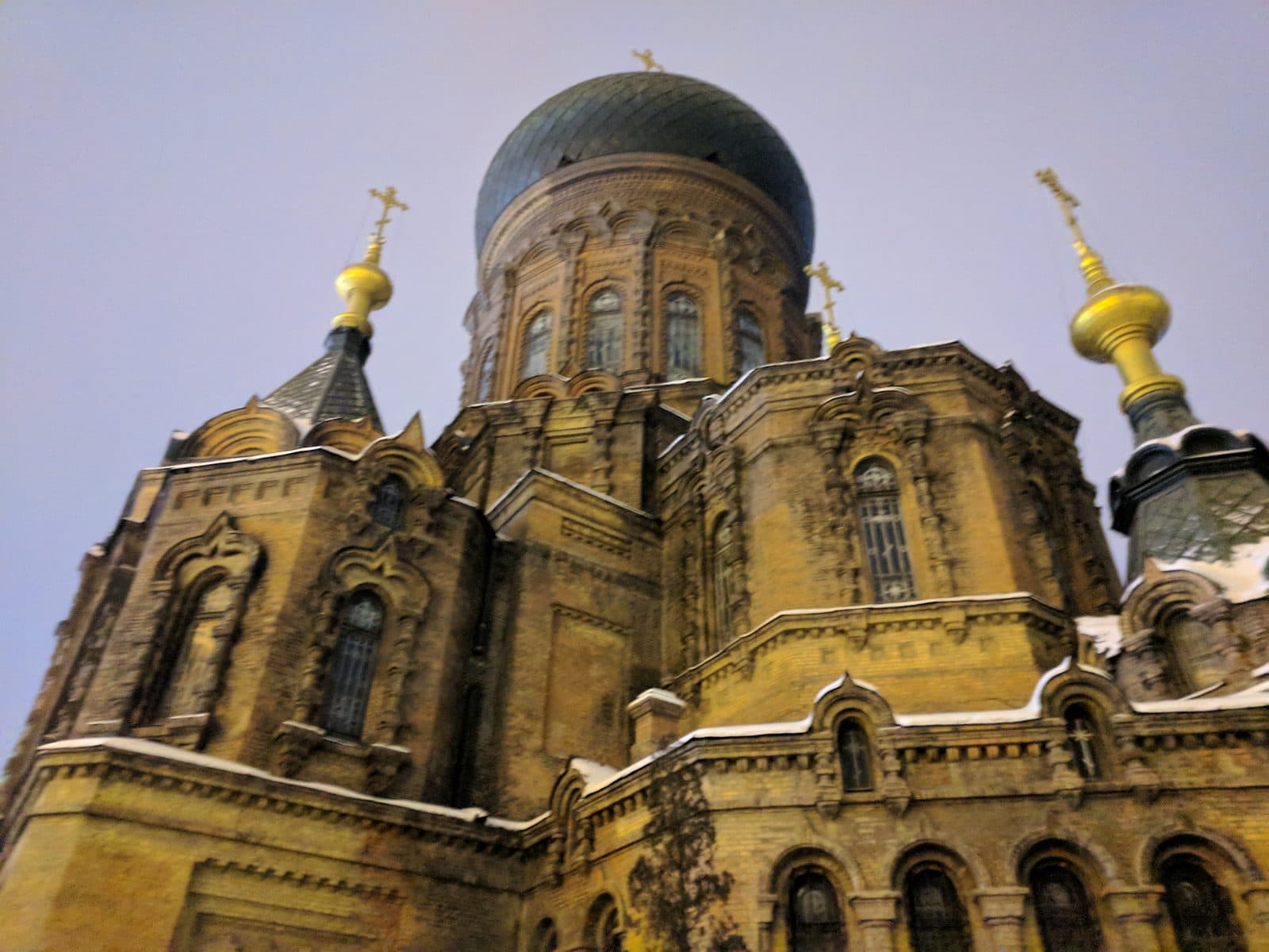 Собор Святой Софии в Харбине зимой: зелёный купол и кирпичные стены в снегу