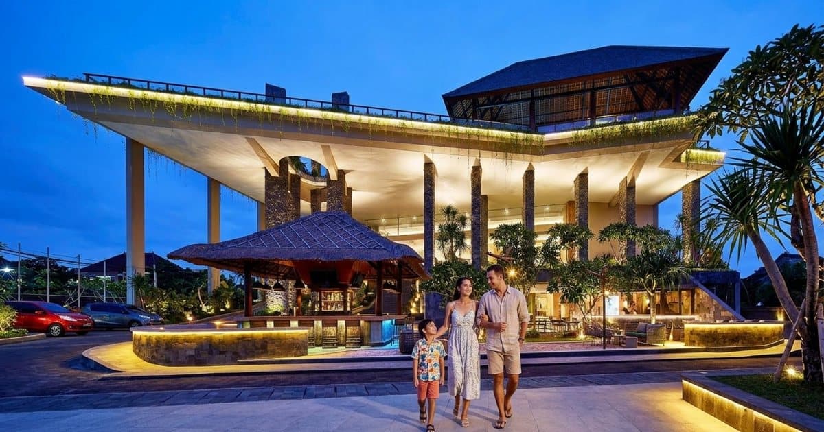 Семья идет к вечернему входу Four Points by Sheraton Bali, Kuta