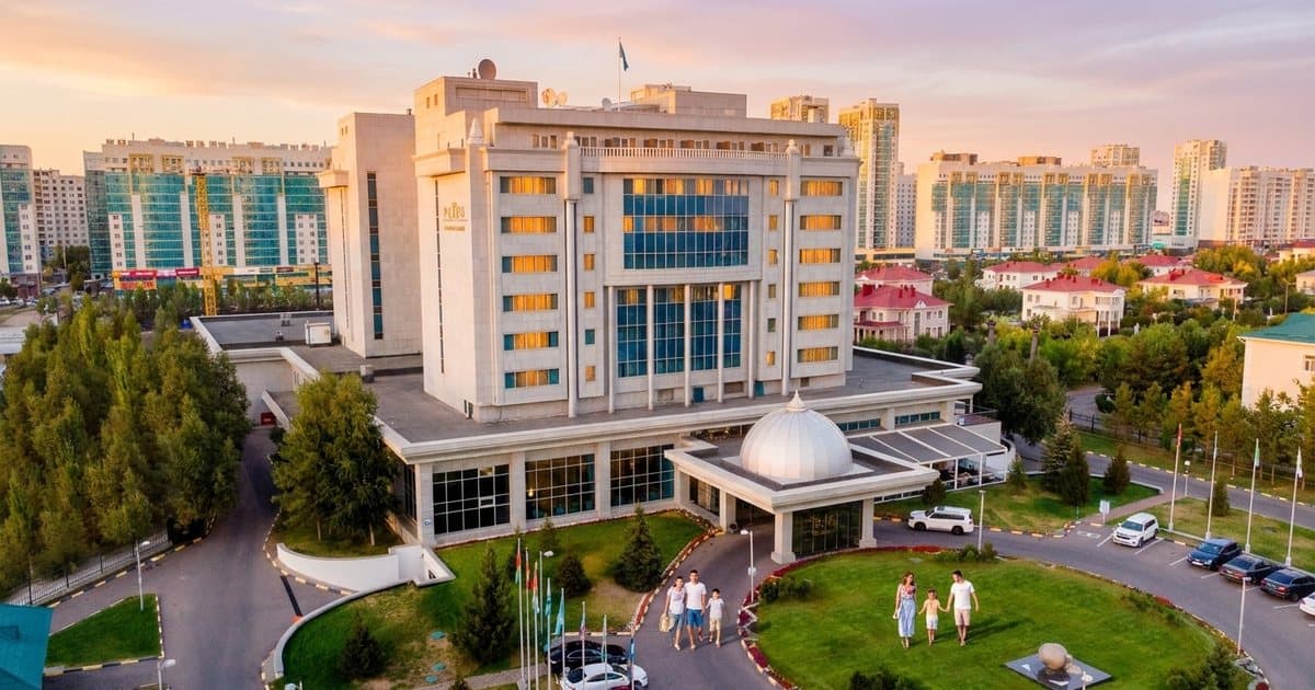 Семьи на лужайке у Rixos President Astana