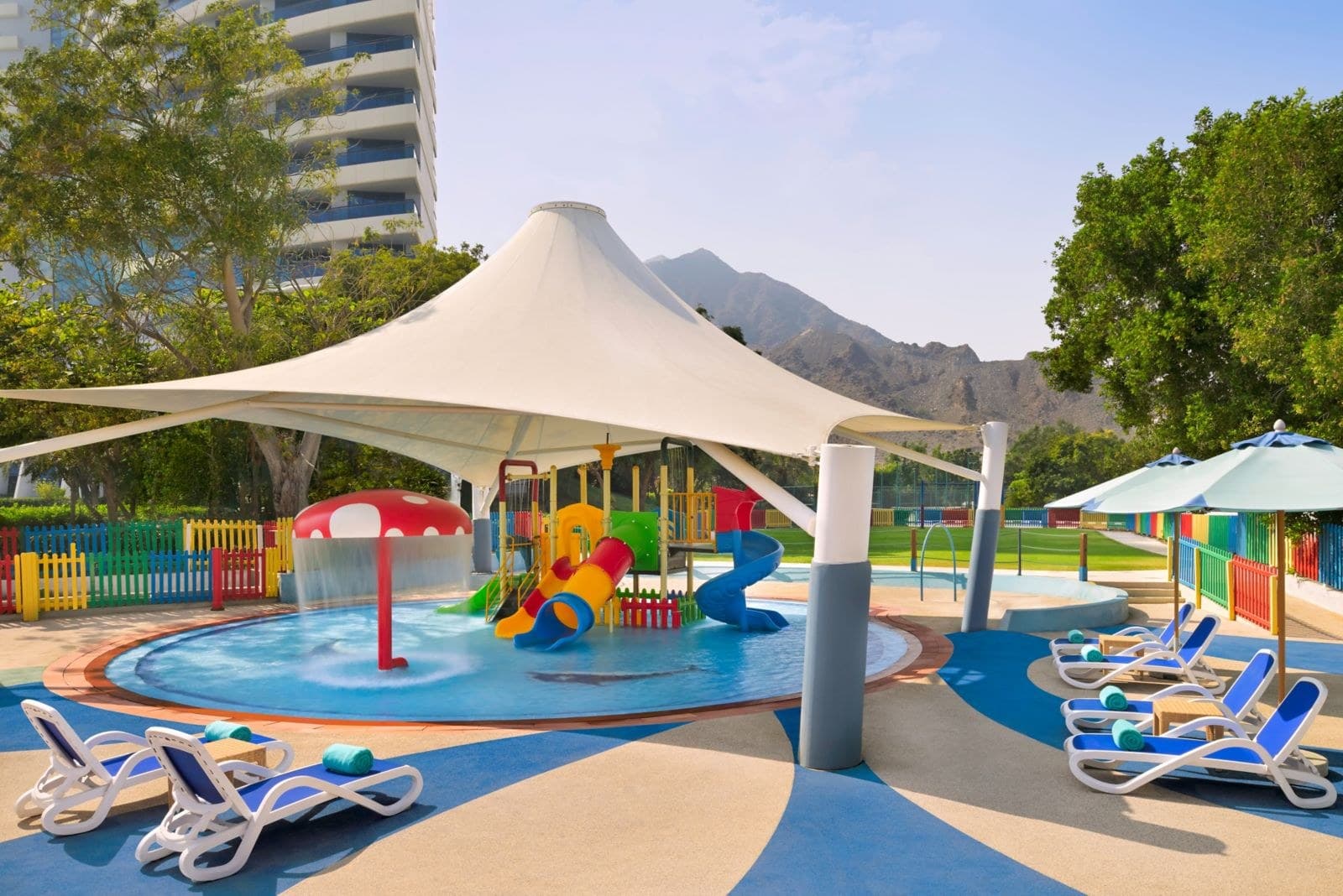 Детский бассейн с горками и навесом в Le Méridien Family Club