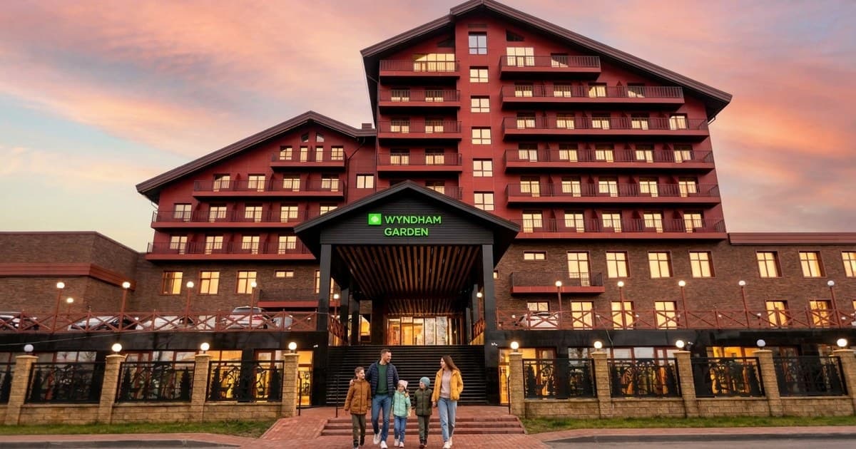 Семья у Wyndham Garden Burabay