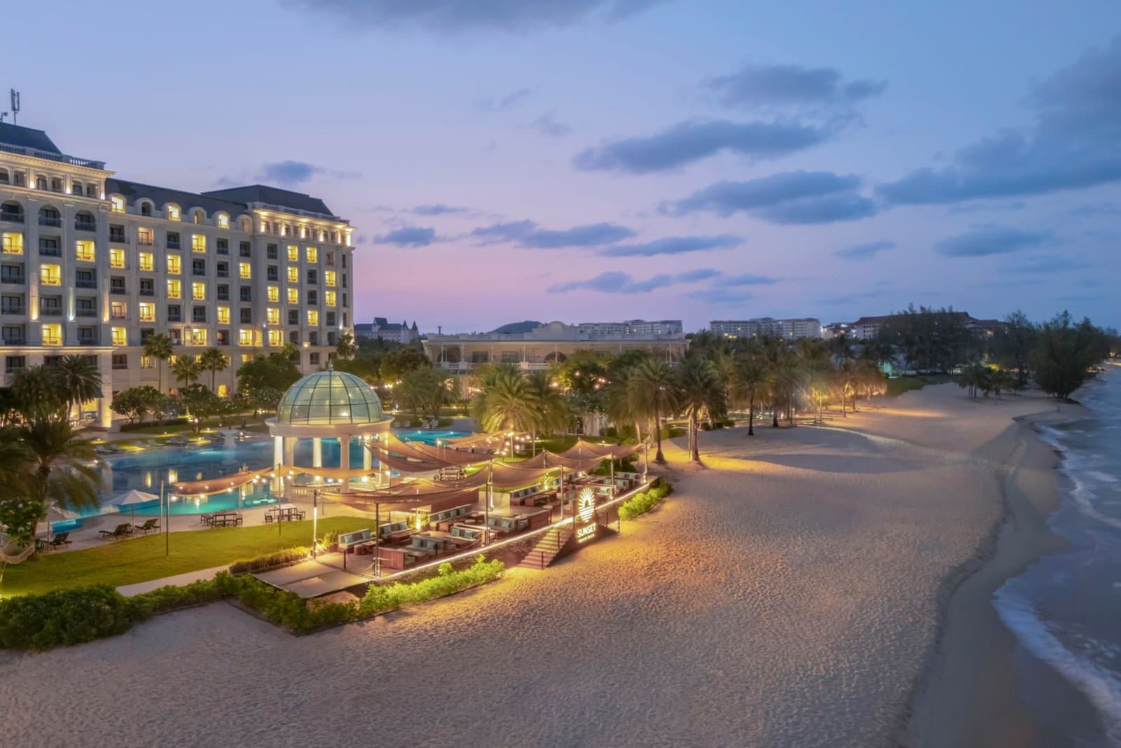 Терраса Sunset Beach Deck на пляже в сумерках