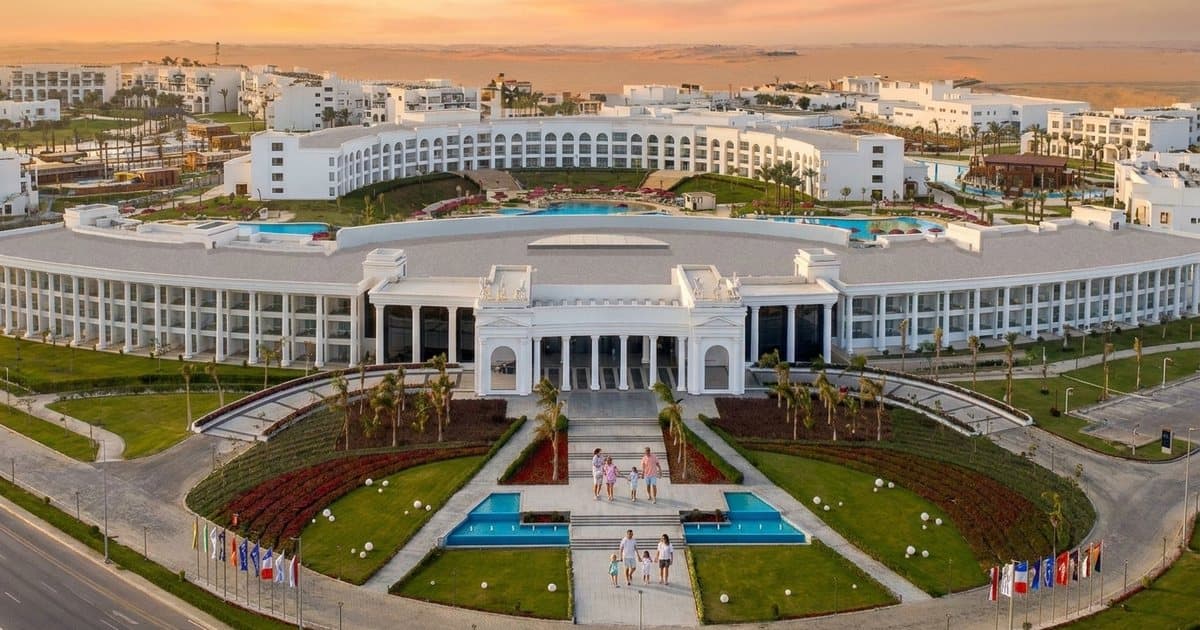 Вечер у главного входа Rixos Radamis