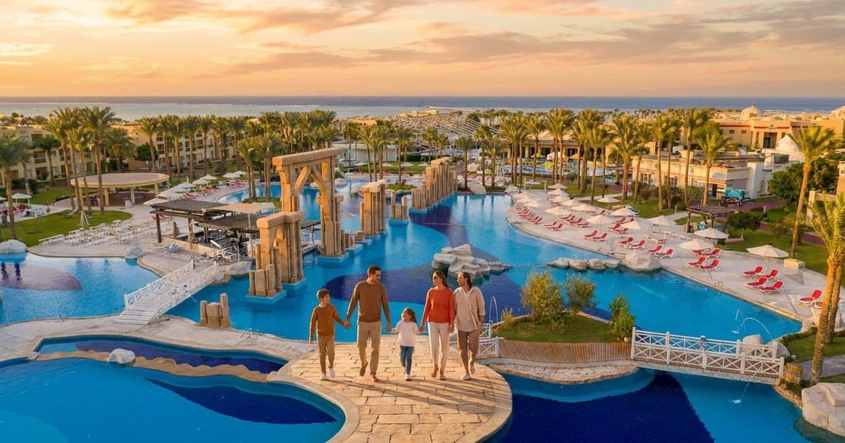 Вечер на дорожках у бассейнов Rixos Premium Seagate