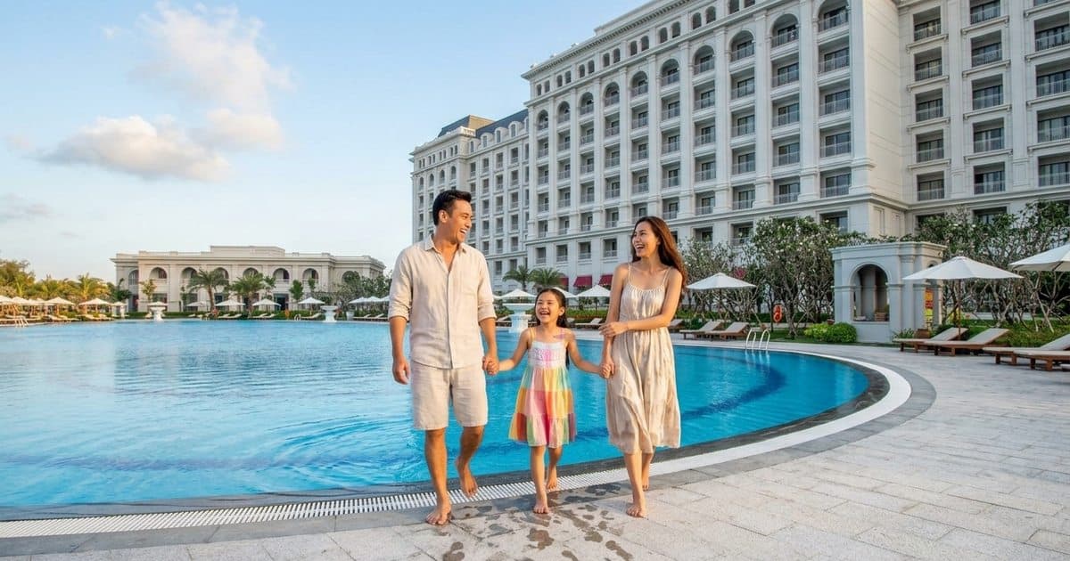 Семья идёт босиком вдоль бассейна Sheraton Phu Quoc утром