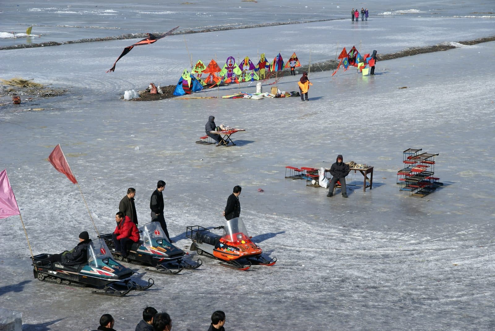 Замёрзшая река Сунгари в Харбине: на льду люди, снегоходы и воздушные змеи