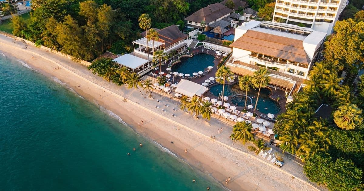 Золотой час на пляже Вонгамат у Pullman Pattaya Hotel G